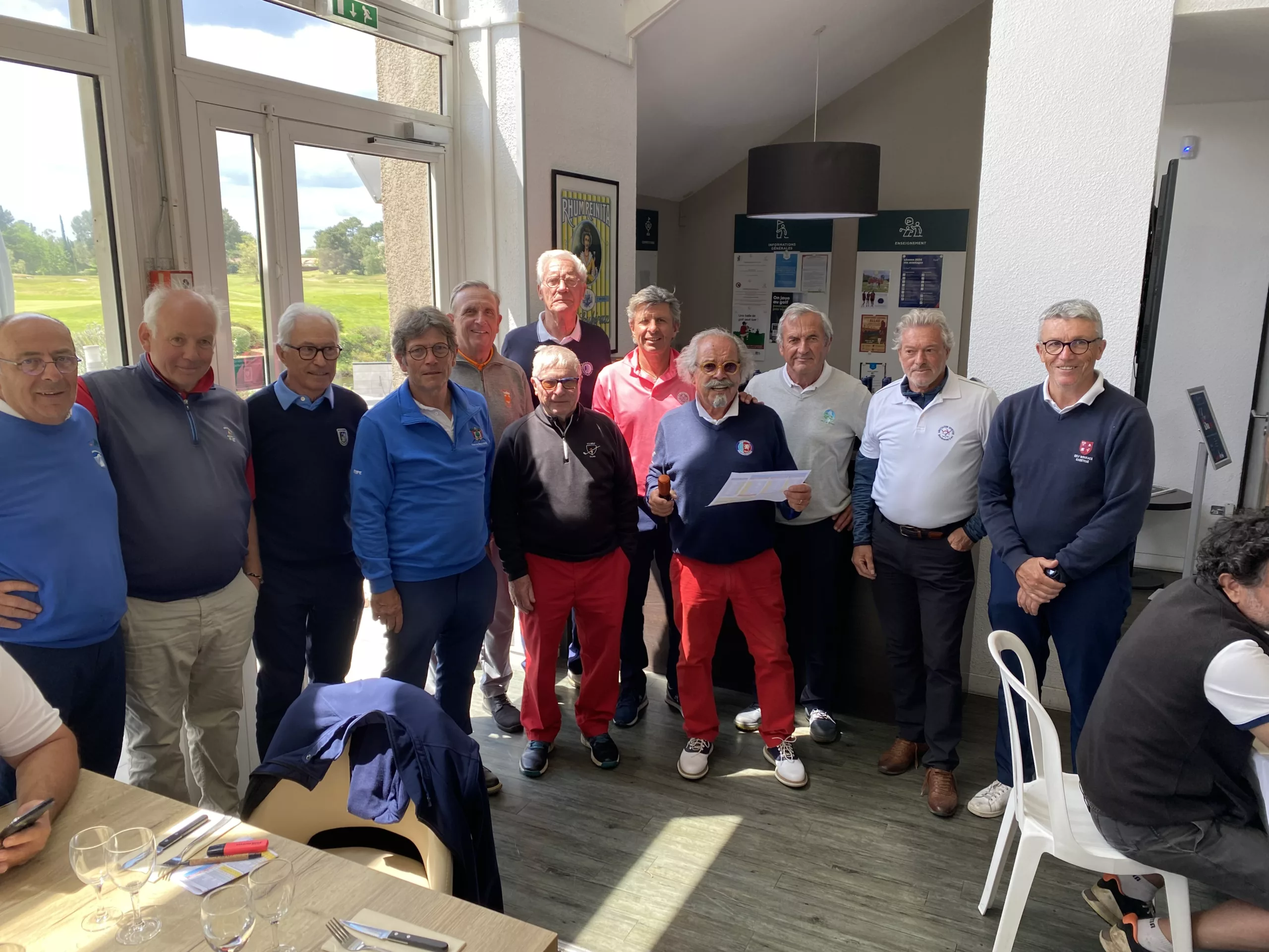 Bertrand SOTA annonçant les résultats aux Capitaines. De gauche à droite : Didier Rebours [Villenave d’Ornon], Fred Olsson [Saint Emilion], Jean-Claude Vergnères [Arcachon], Yves Le Hors [Biscarrosse], Patrick Fradin [Lacanau], Christian Lescarret [Gujan], Jean-Claude Pacquetet [représentant Cabot], Cyrille Salot (remplaçant le capitaine de Pessac Jean-Louis Lapoudge), Francis Dunié [Teynac], Gérard Devilliers [Bordeaux Lac], Christophe Dallas [Cameyrac].