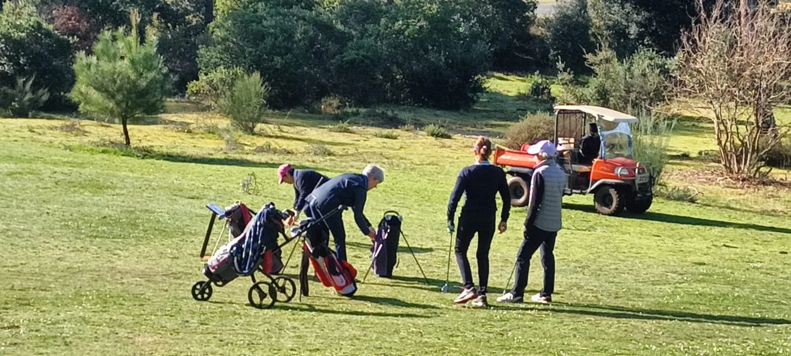 Joueuses sur le parcours de Pitch & Putt du Baganais